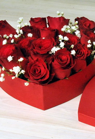 Κόκκινα Τριαντάφυλλα σε Κουτί Πολυτελείας με Σχήμα Καρδιάς