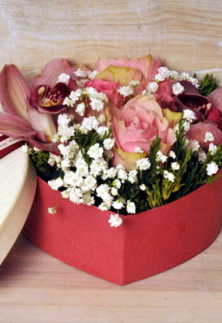 Ορχιδέες Συμπίτιουμ και Τριαντάφυλλα σε Κουτί Πολυτελείας με Σχήμα Καρδιάς