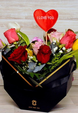 Πολύχρωμες Τουλίπες και Τριαντάφυλλα σε Μαύρο Κουτί Πολυτελείας