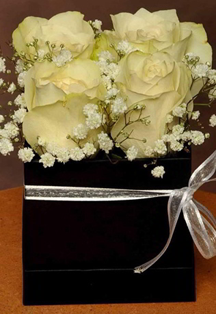 Σύνθεση με Λευκά Τριαντάφυλλα σε Μαύρο Κουτί Πολυτελείας - Λουλούδια σε Κουτί - Τιμή 15€