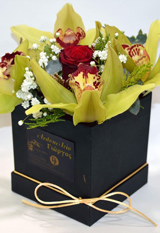 Σύνθεση με Ορχιδέες και Τριαντάφυλλα σε Μαύρο Κουτί Πολυτελείας - Λουλούδια σε Κουτί - Τιμή 20€