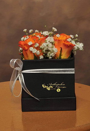 Σύνθεση με Πορτοκαλί Τριαντάφυλλα σε Μαύρο Κουτί Πολυτελείας